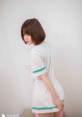 在女厕便池内放一个饭盒_免费国语在线观看